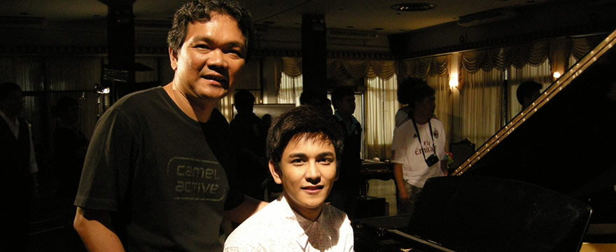 อยากเล่นเปียโน...โทรหาเรา : 02-892-5435 Customer of Piano Center